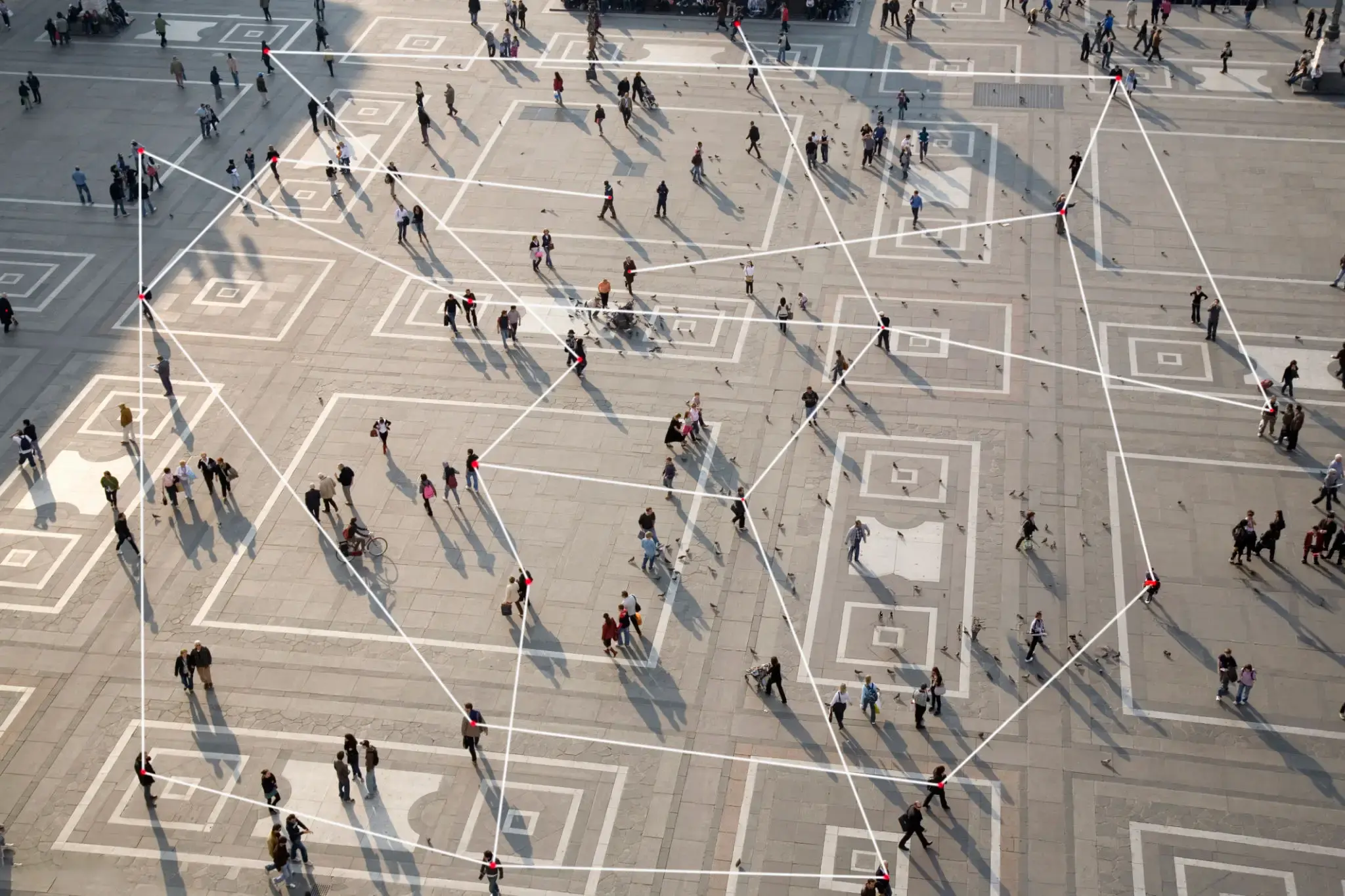 Veduta dall'alto di una piazza percorsa da persone